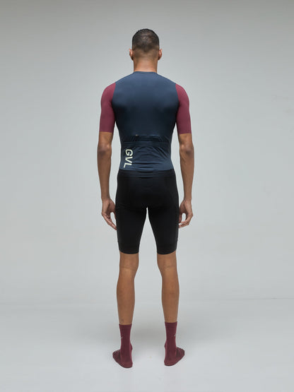 Vista posterior de modelo con Jersey Marca Givelo