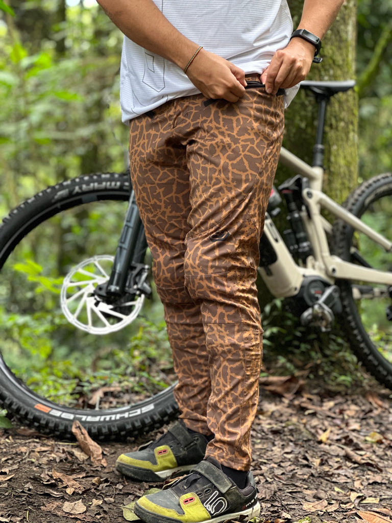 Ciclista con Pantalon de ENDURO con diseño tipo Jirafa. Marca de ciclismo colombiana