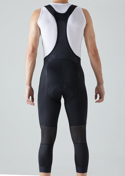 Modelo hombre con pantalón de ciclismo,  Detalle posterior.