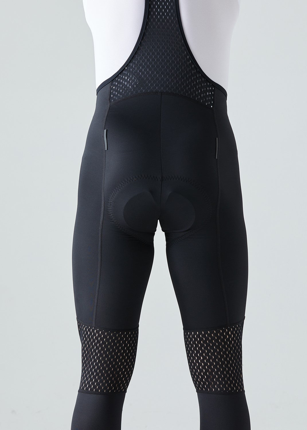 Modelo hombre con pantalón de ciclismo,  Detalle posterior 02