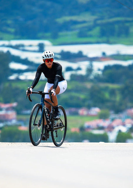 Foto de ciclista con pantaloneta blanca sin costuras para mujer. 