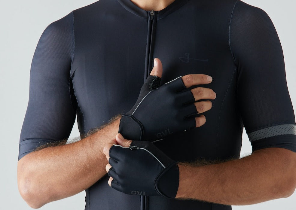 Guantes Negros givelo mostrados en manos de modelo hombre